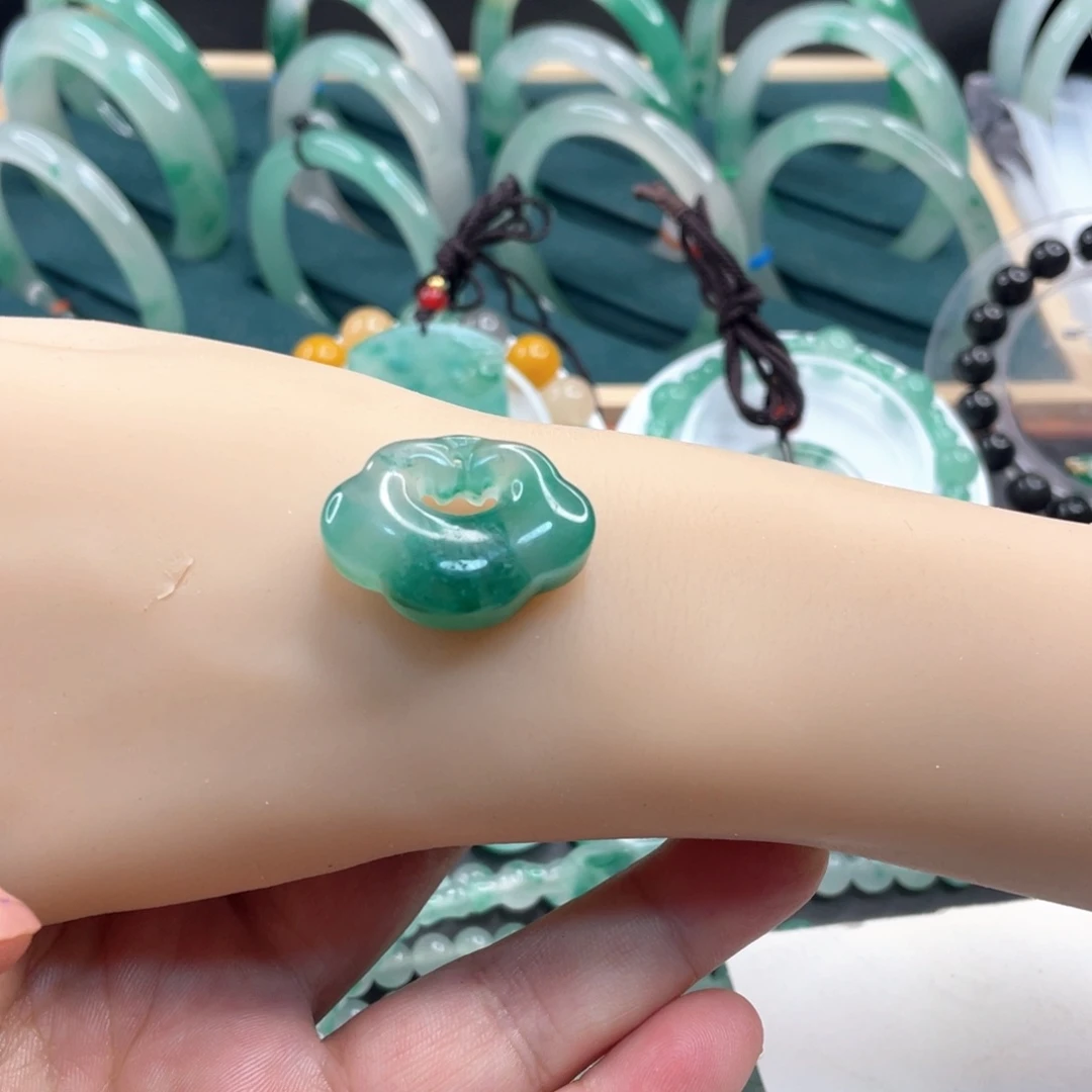 石英质玉未镶嵌颈饰