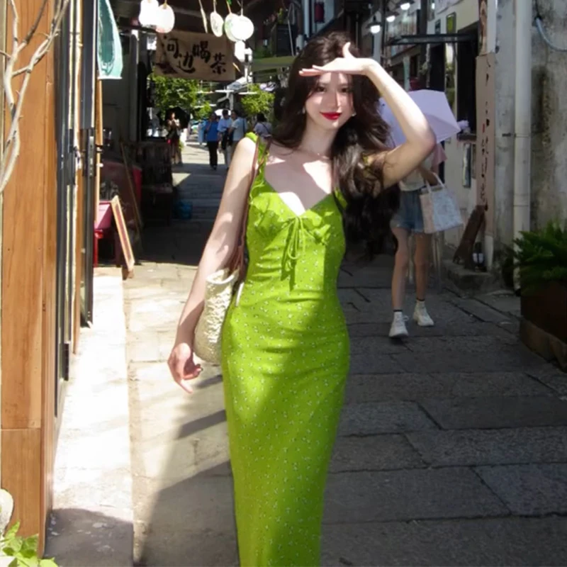 绿色碎花吊带连衣裙子女夏季2025新款法式气质海边度假风包臀长…
