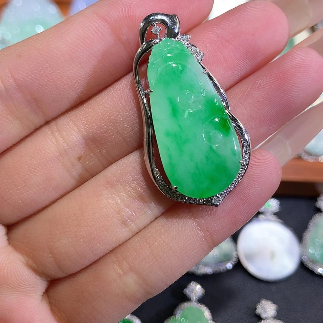 翡翠18K金镶嵌颈饰果绿飘花如意