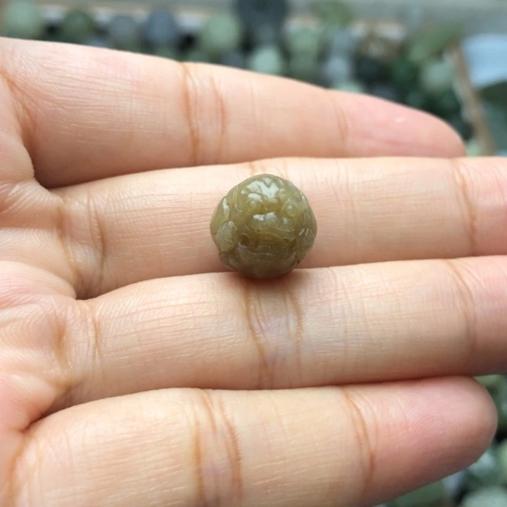 随***舞和田玉未镶嵌颈饰