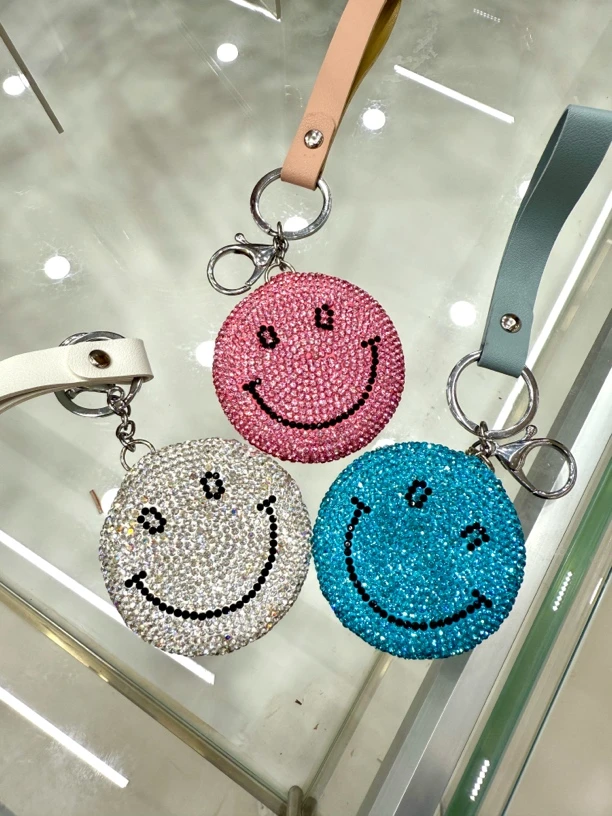 可爱镶钻开心笑脸钥匙扣韩国陶泥贴钻汽车包包挂件汽车配饰