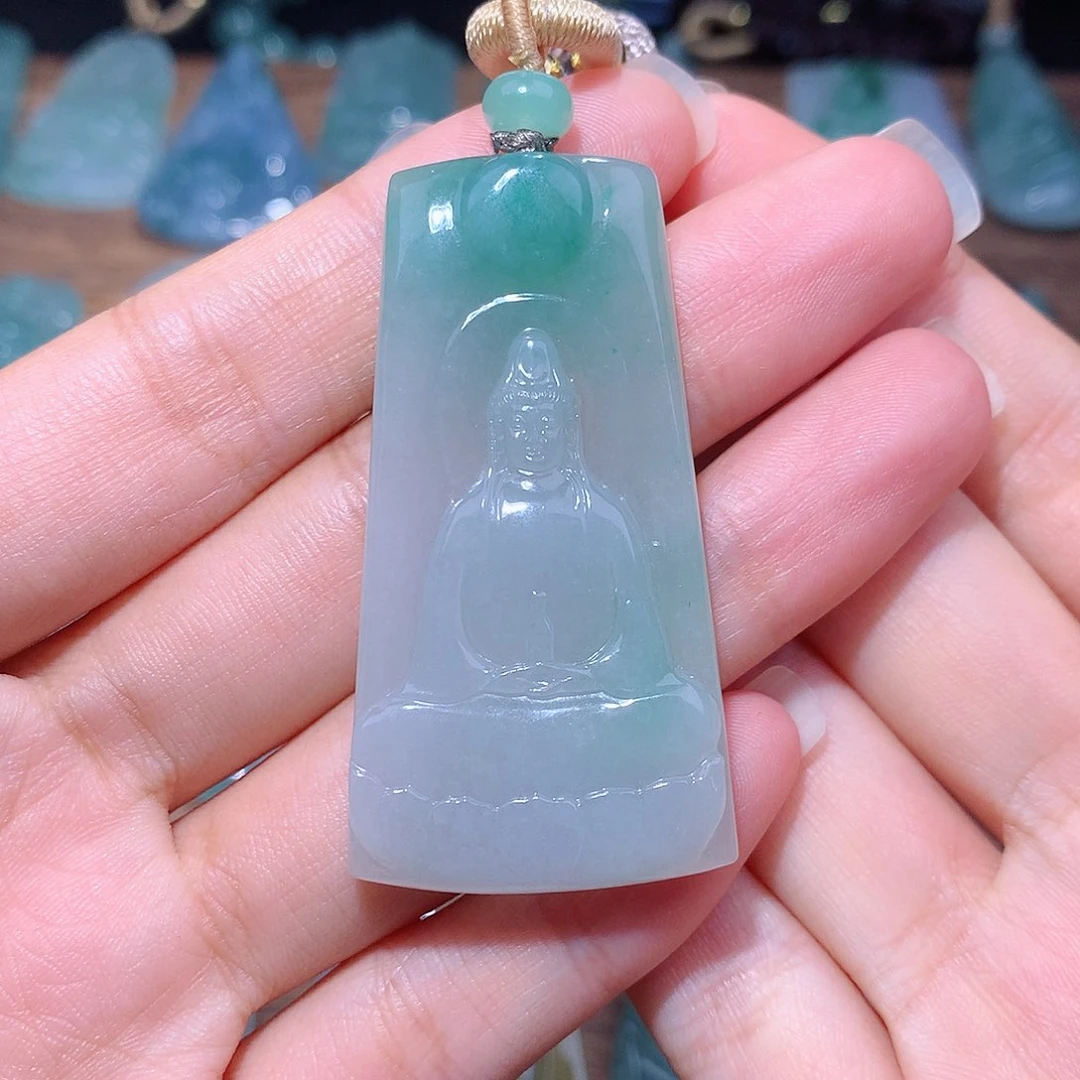 颈饰未镶嵌翡翠忐****?素衣