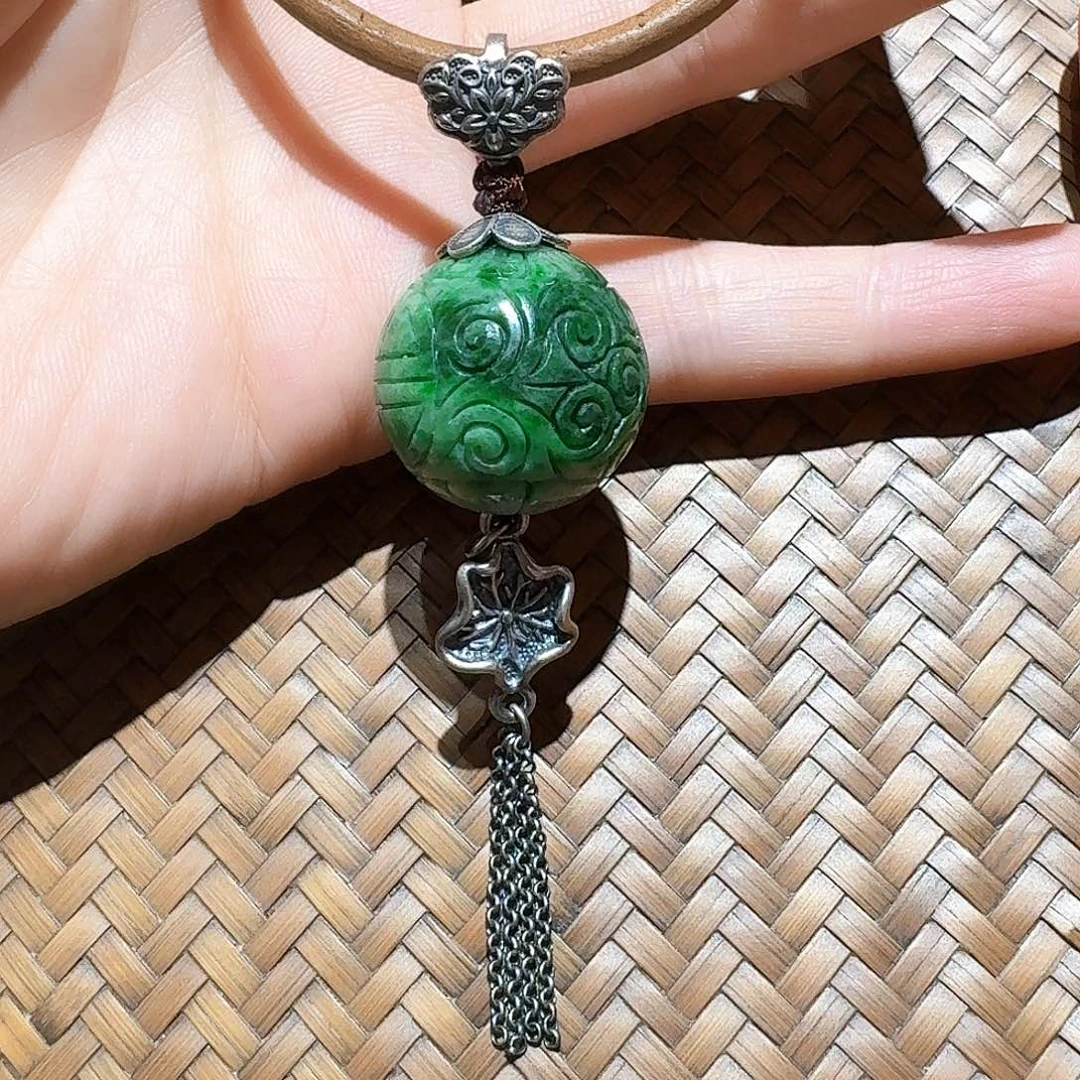 颈饰合金翡翠个性十足