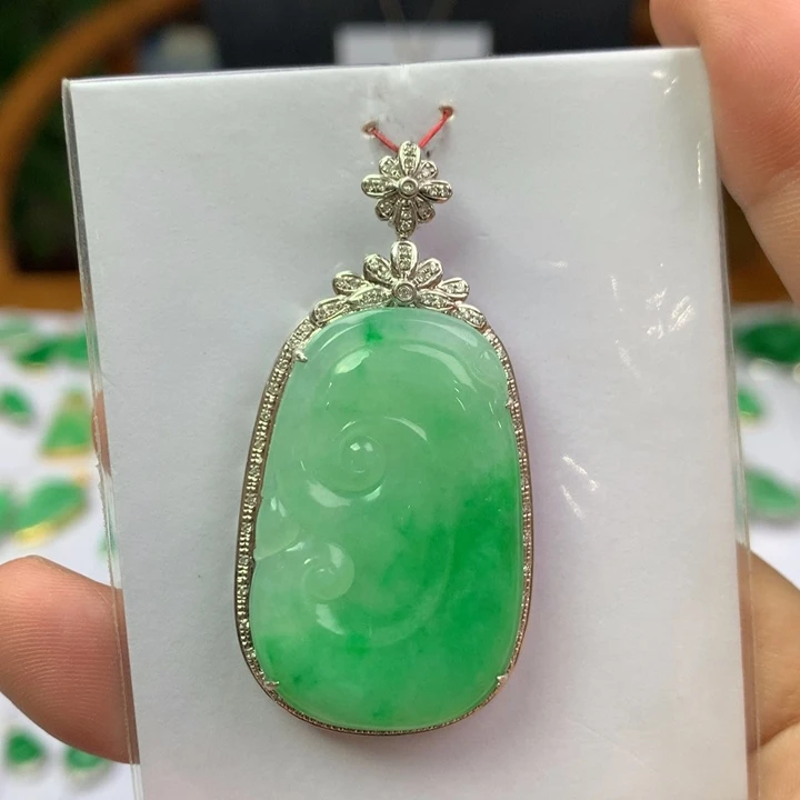 翡翠18K金镶嵌颈饰翡翠吊坠