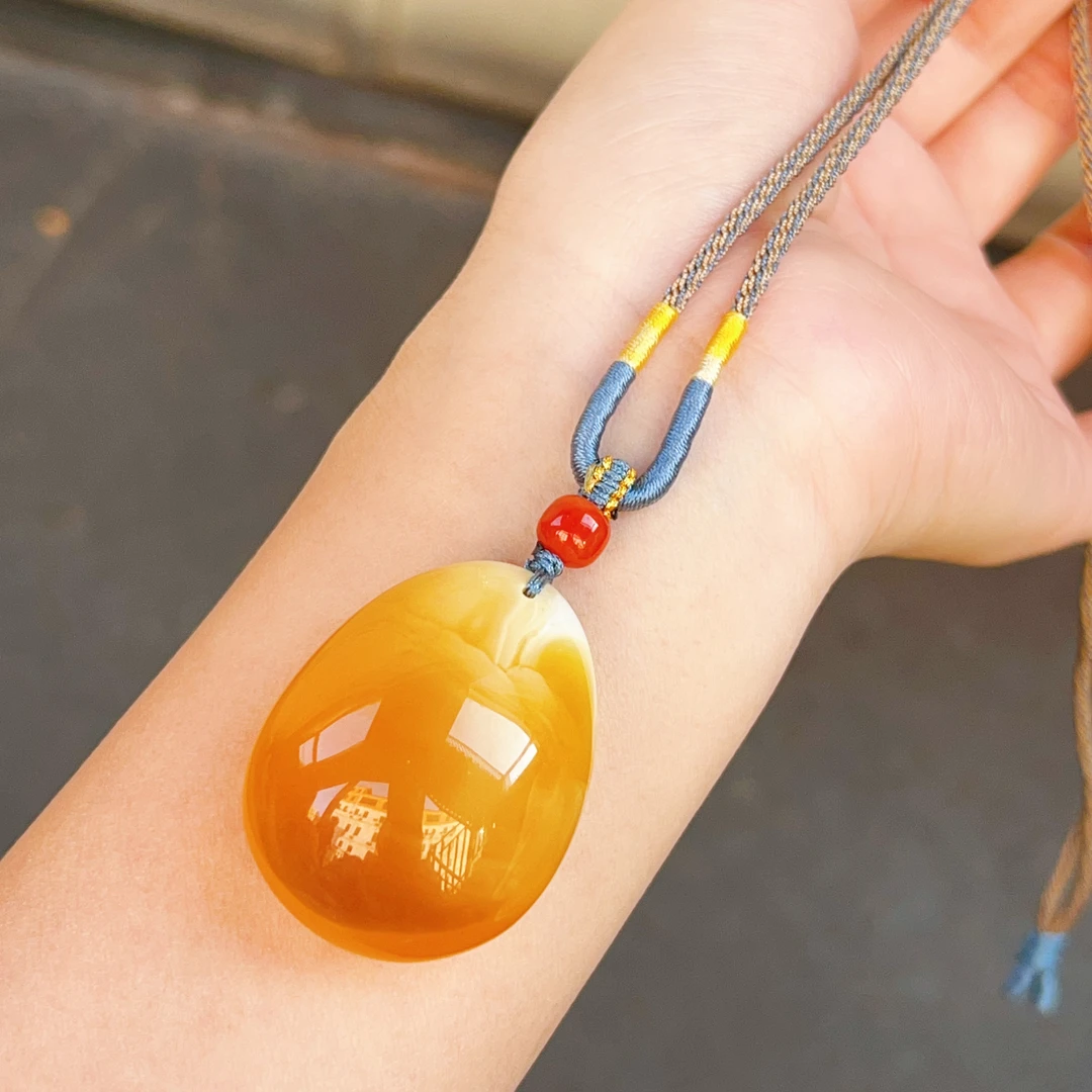 俄料蜜糖红蜜蜡水滴吊坠，色泽水润，14克，尺寸40*31*18.8mm