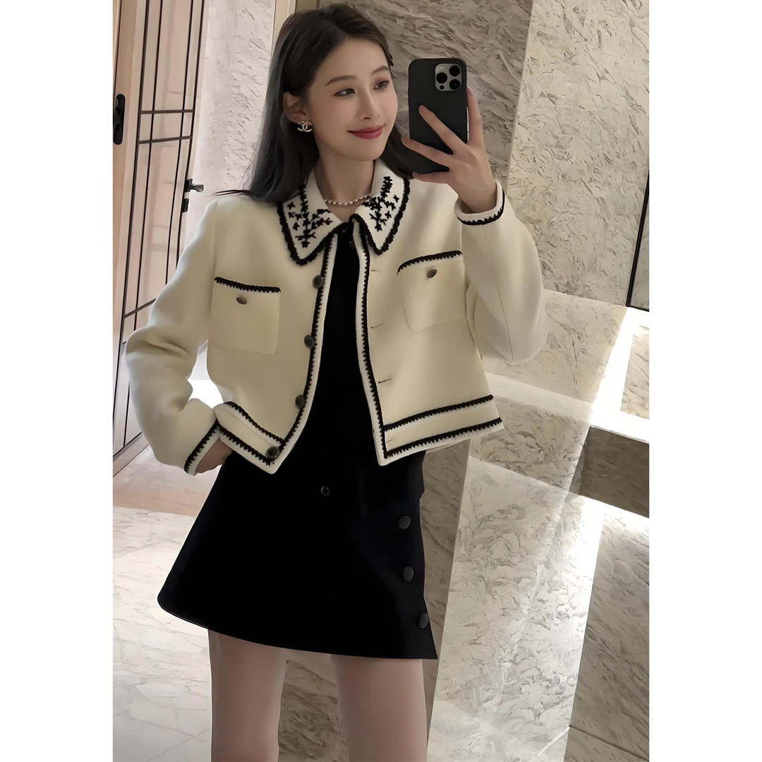 2025秋季新款巨好看的法式轻奢气质小香风白色外套女百搭显瘦上衣