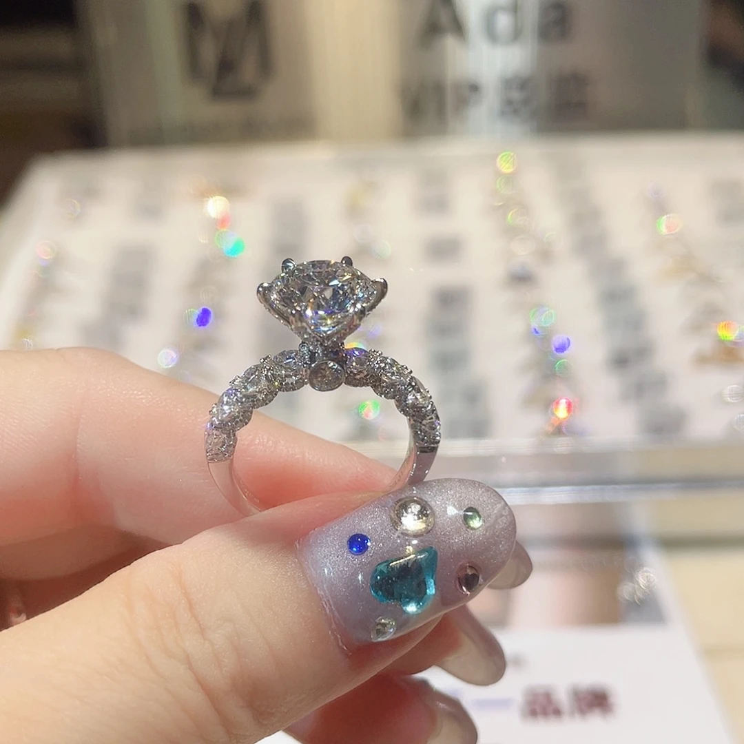 18K金镶嵌实验室培育钻石可**甜3.06CT，D-E/