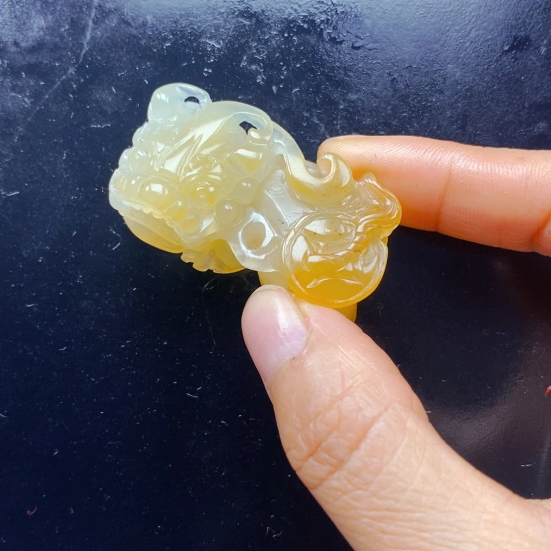 石英质玉（黄龙玉）未镶嵌颈饰