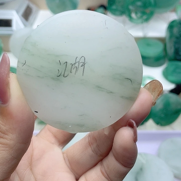 颈饰未镶嵌石英质玉江**铁