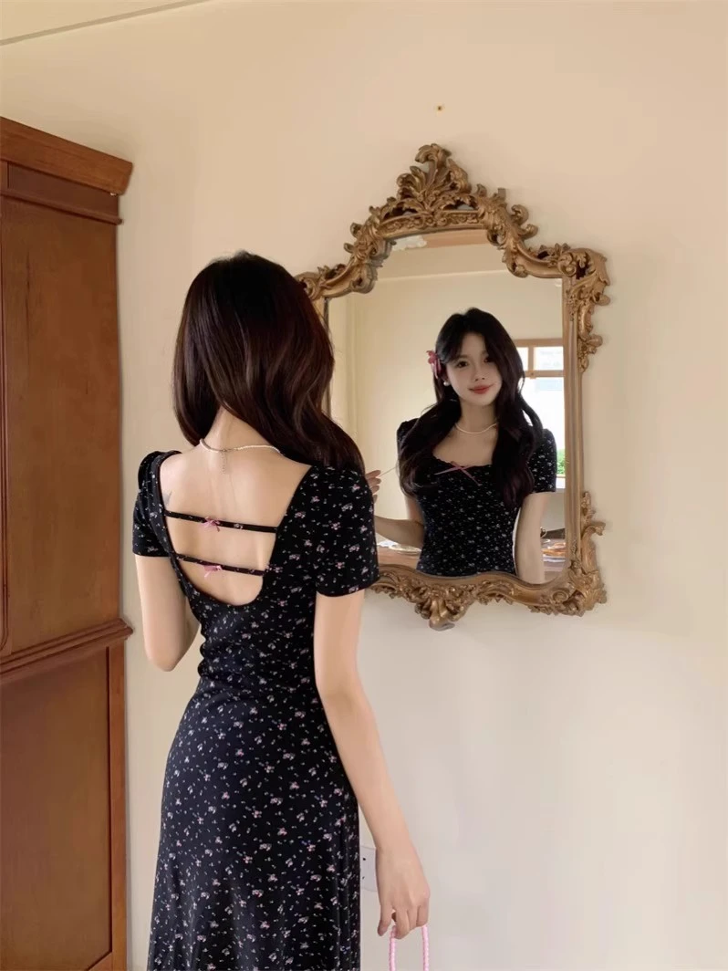 法式露背黑色碎花短袖连衣裙女夏季设计感小个子收腰显瘦a字长裙