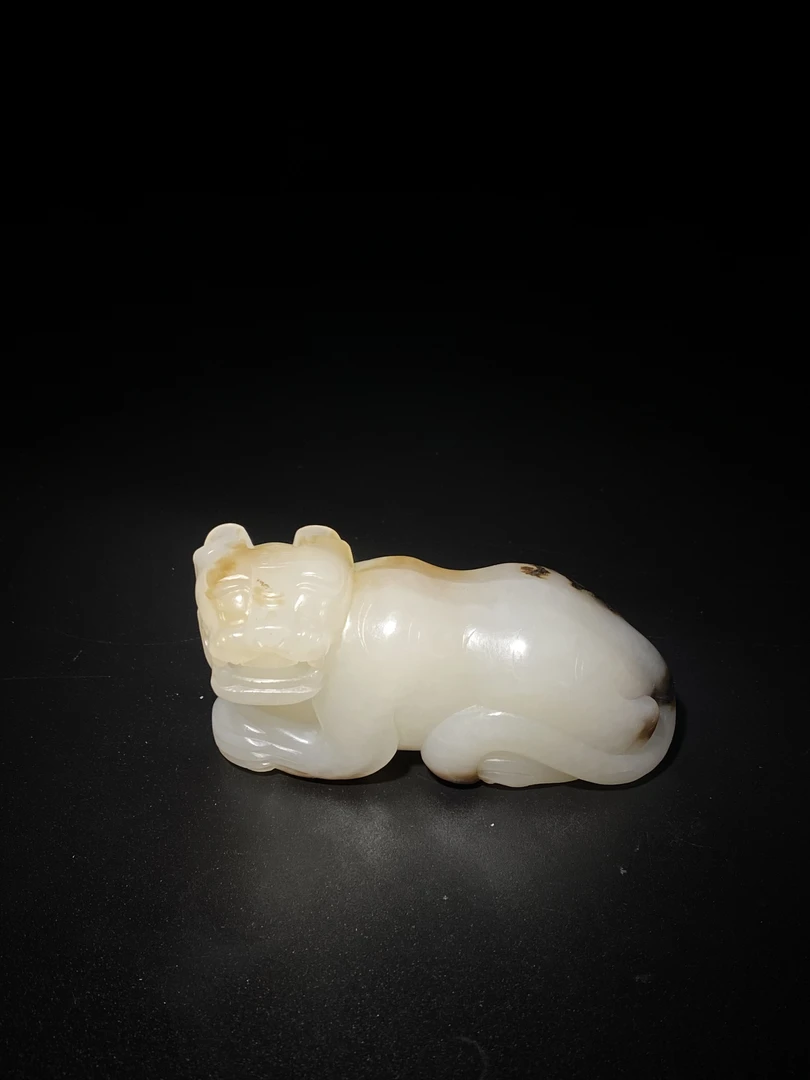 和田玉玉虎把件。