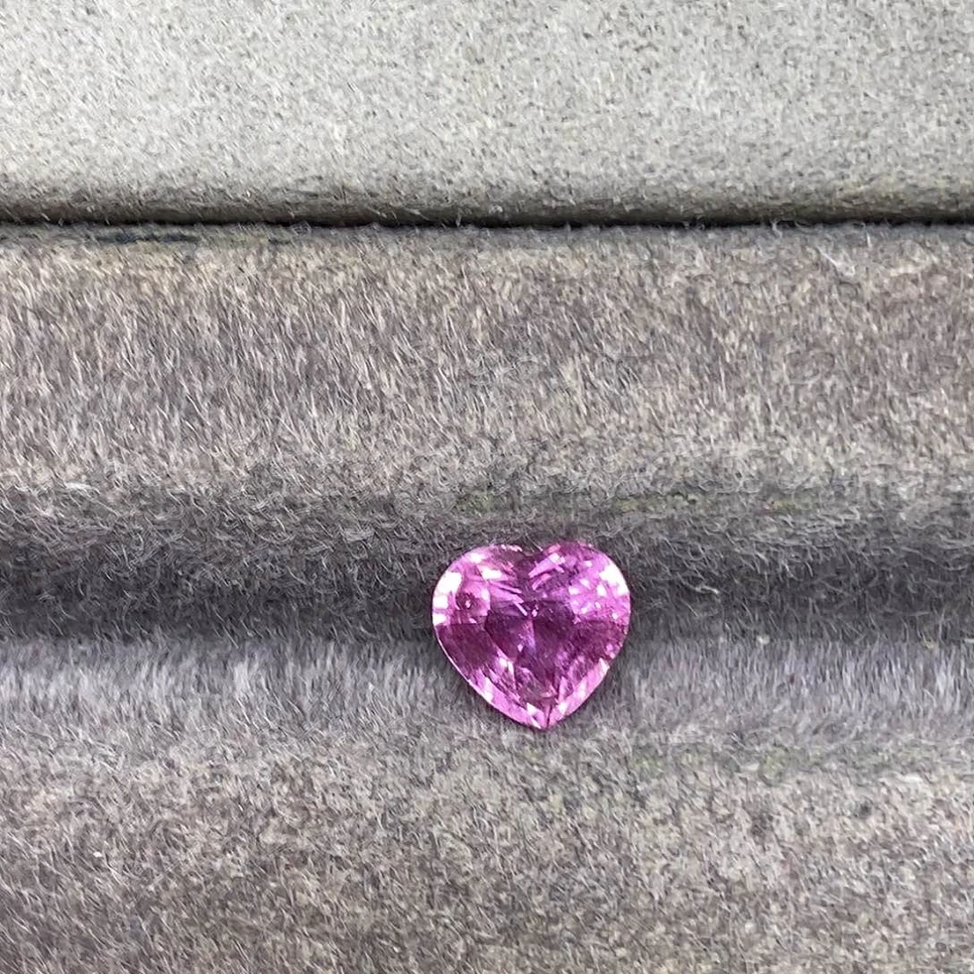 蓝宝石裸石2.02克拉天然无烧玻璃体满火彩粉蓝宝石