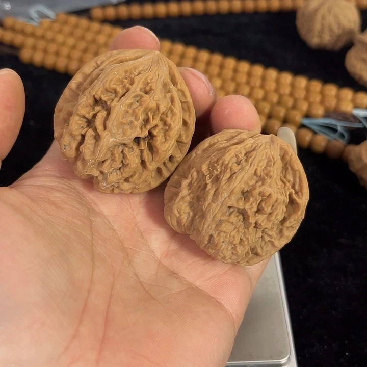 把件文玩核桃42左右微微瑕粗筋，编号020