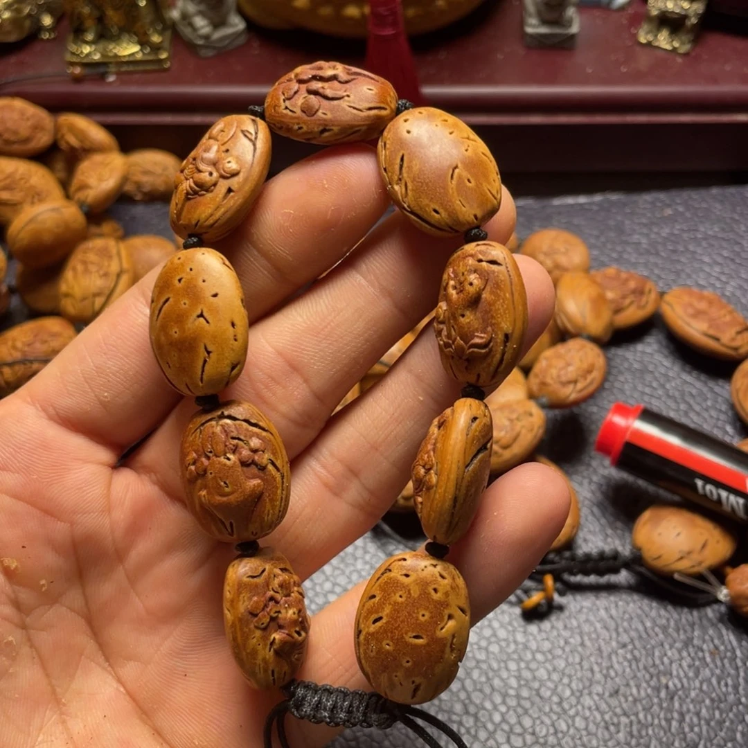 大桃核雕刻瑕疵无相佛