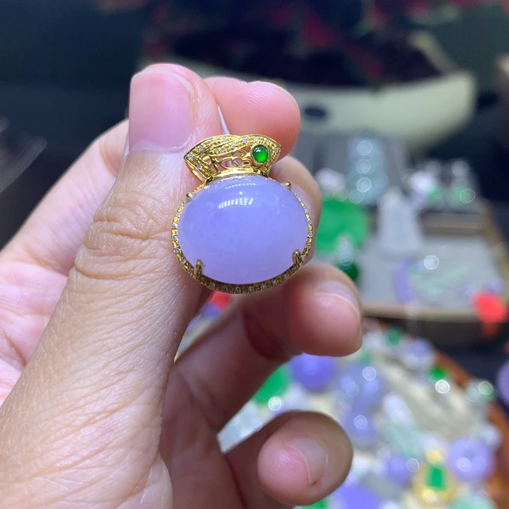 颈饰18K金镶嵌翡翠