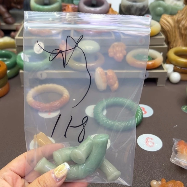 石英岩玉手镯未镶嵌朕***?