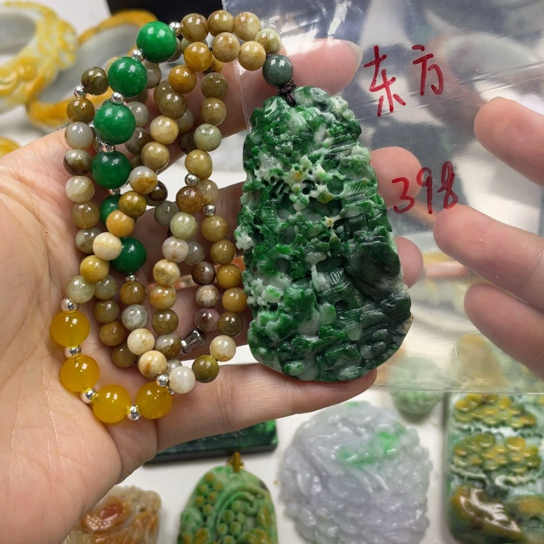 东***方翡翠未镶嵌颈饰牌子