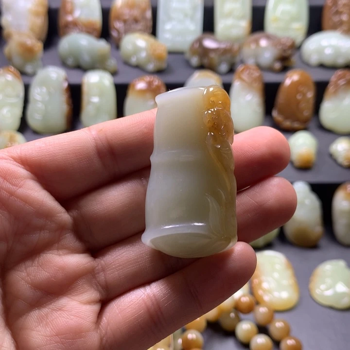 空***白和田玉（糖玉）未镶嵌颈饰