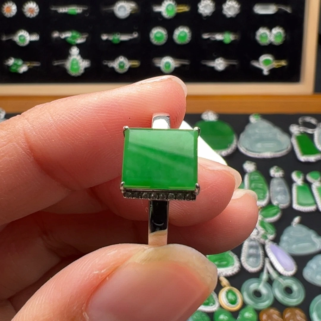 翡翠18K金镶嵌颈饰戒指