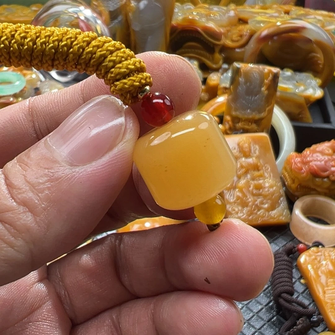 颈饰未镶嵌石英质玉