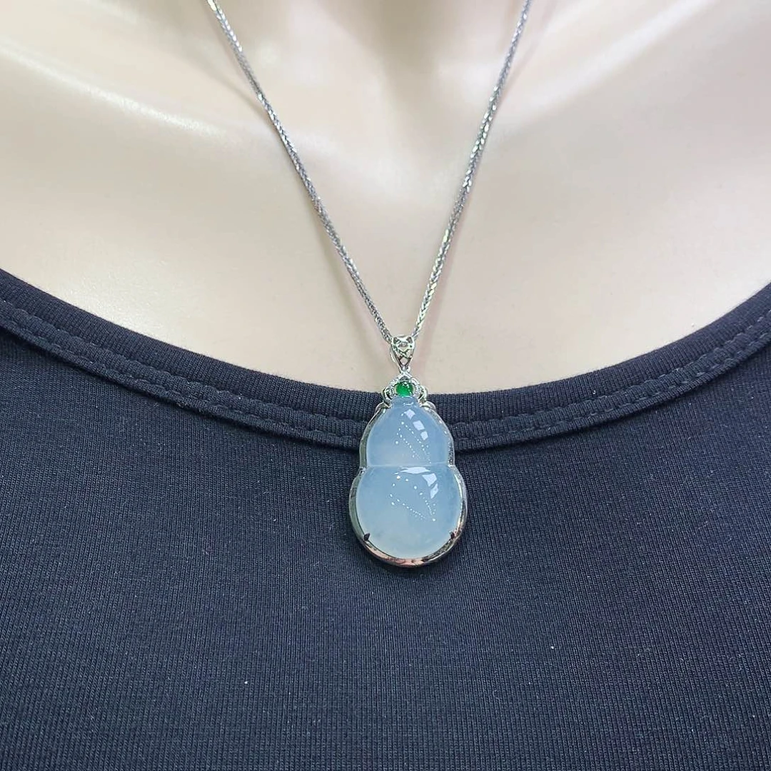 翡翠18K金镶嵌颈饰葫芦