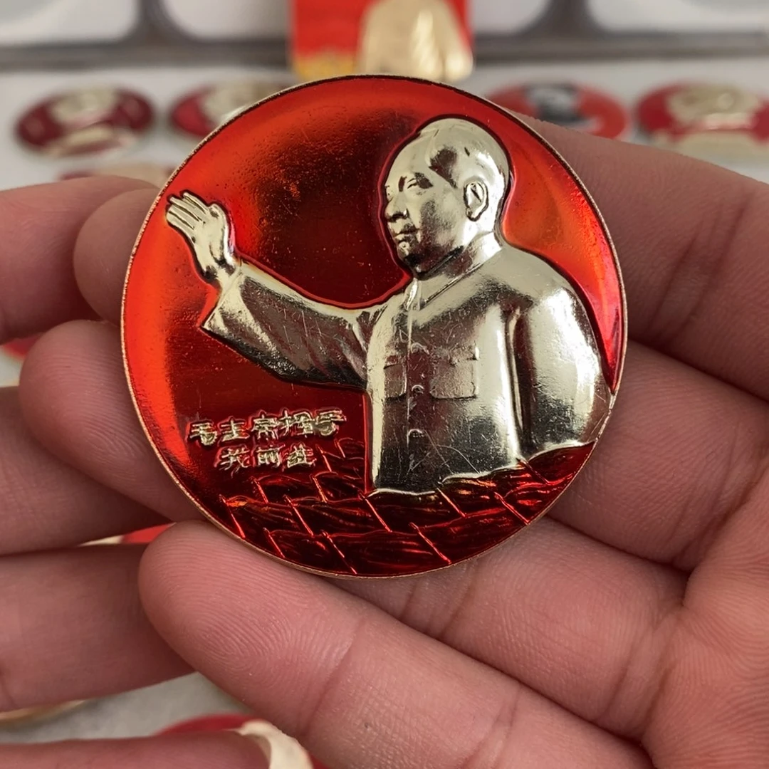 铝红色纪念章挥手我前进