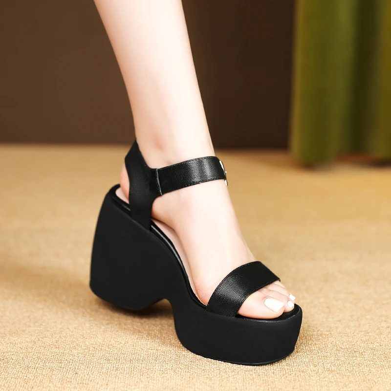 10.5cm百搭厚底增高坡跟凉鞋女真皮露趾通勤一字带高跟鞋舒适不累