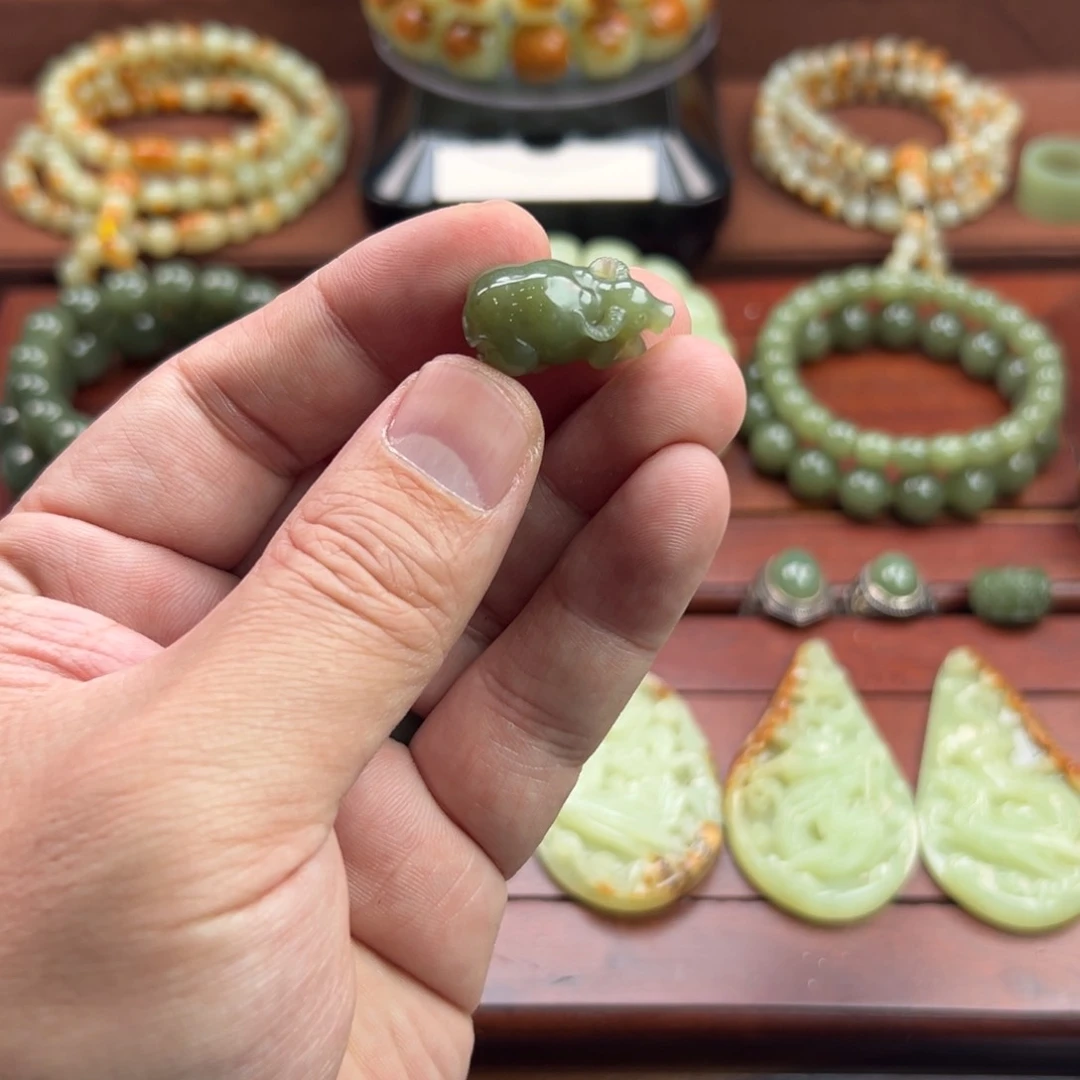 岫岩老玉（透闪石质玉）配饰未镶嵌三***?