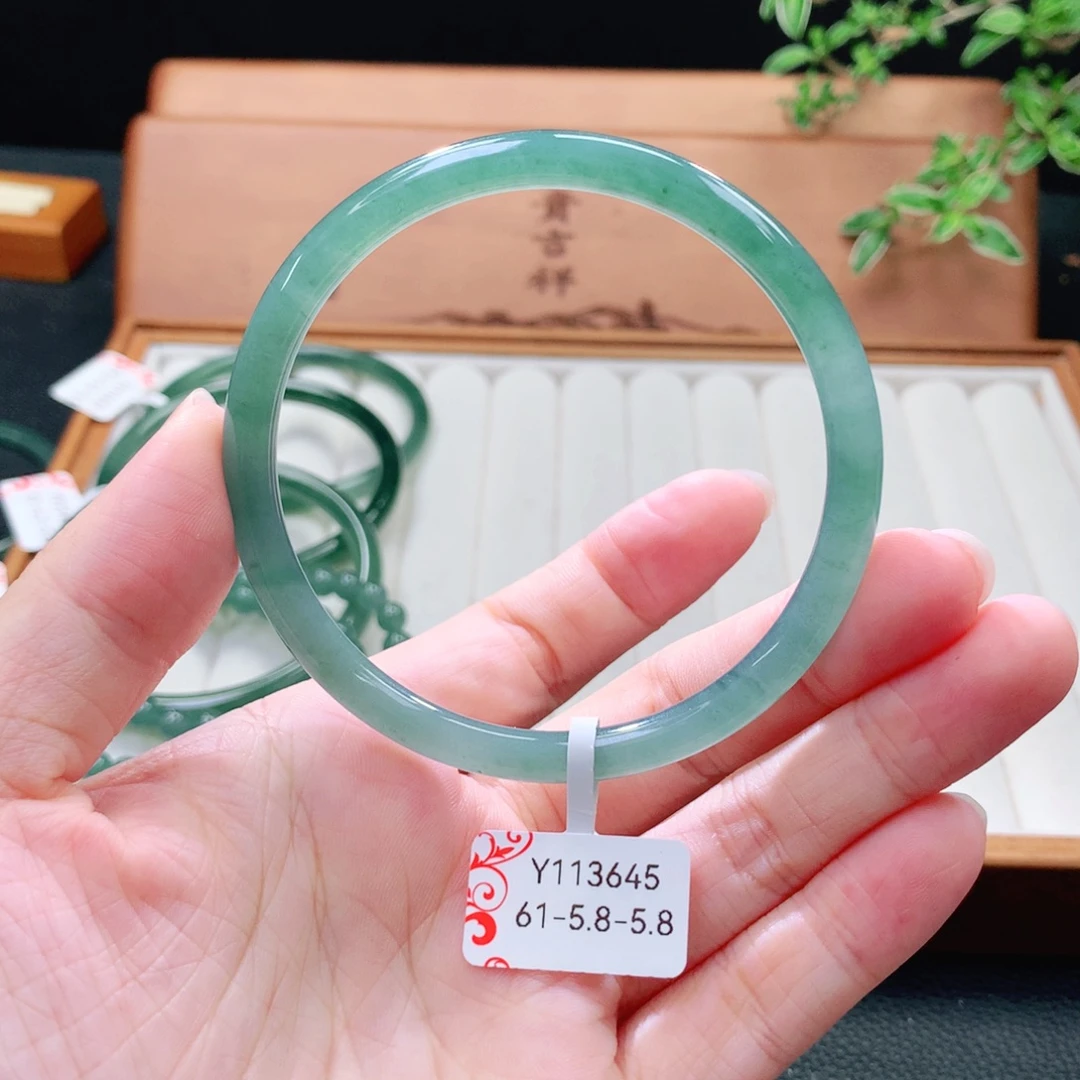 翡翠未镶嵌手镯（圆镯）