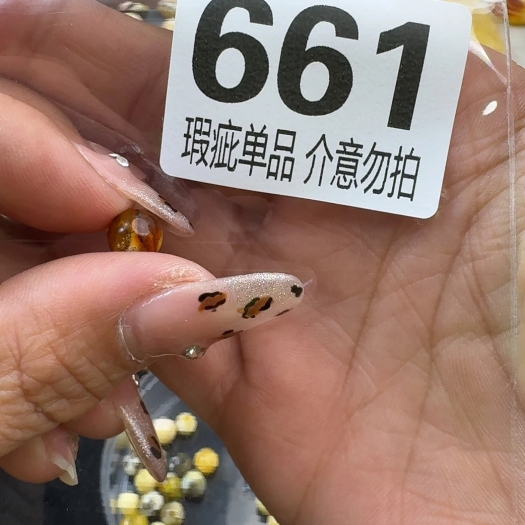 琥珀裸石未镶嵌偶**乐