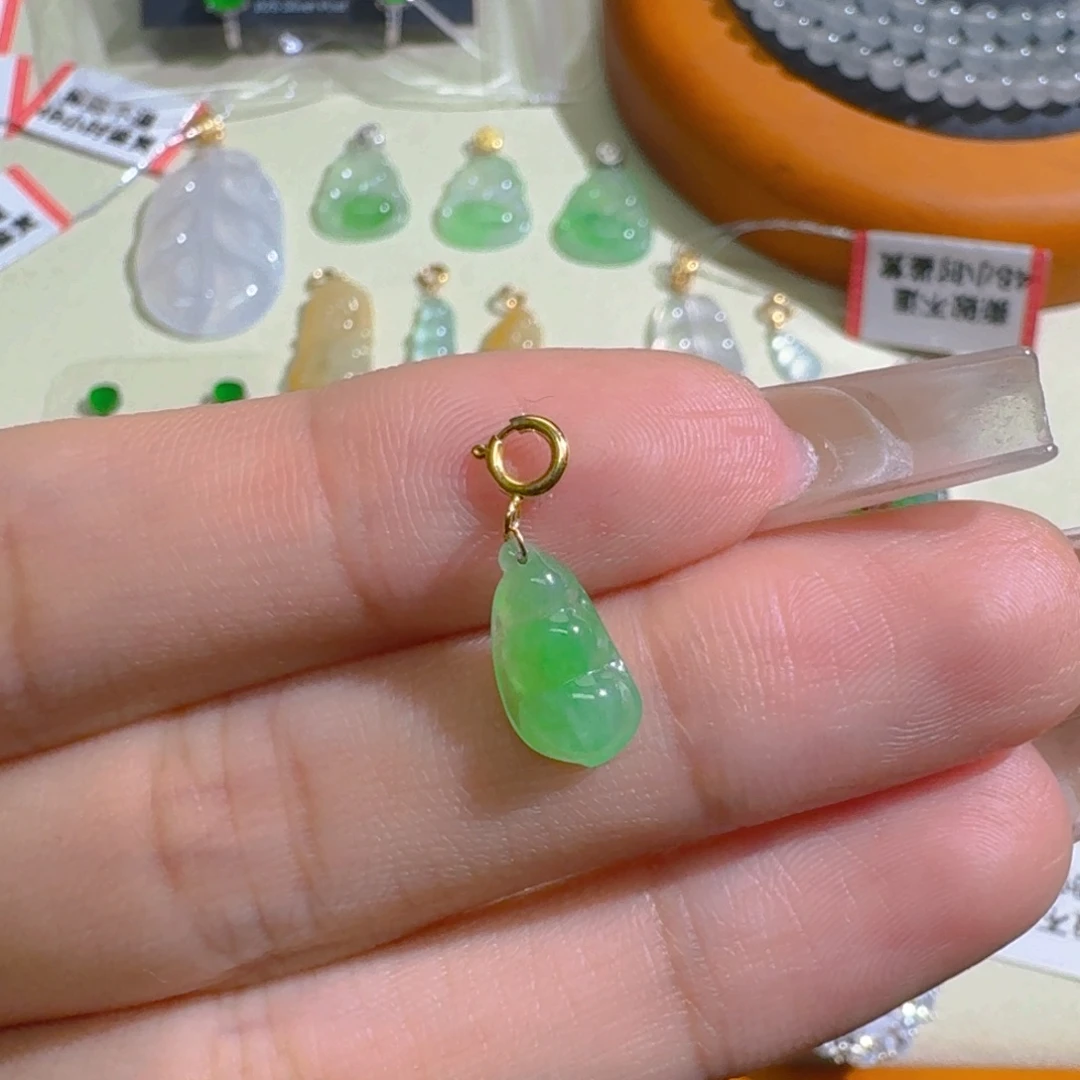丽***姐吊坠(不含链)18K金镶嵌翡翠