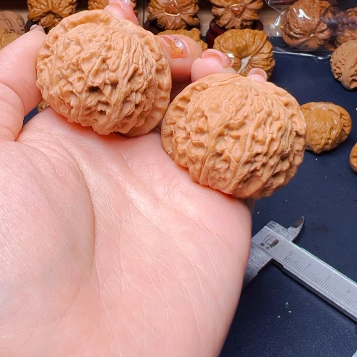文玩核桃吊坠白狮子44全品