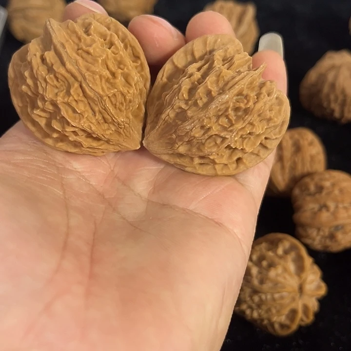 把件文玩核桃41左右灯笼微微瑕，编号024