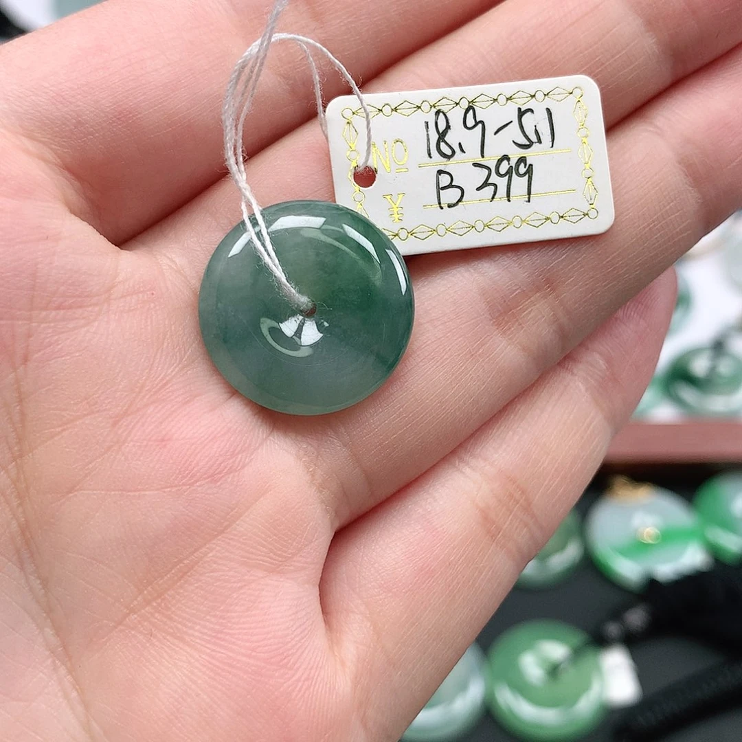 翡翠颈饰未镶嵌平安