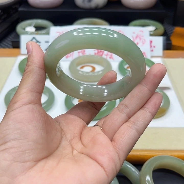 未镶嵌手镯石英质玉仰**空