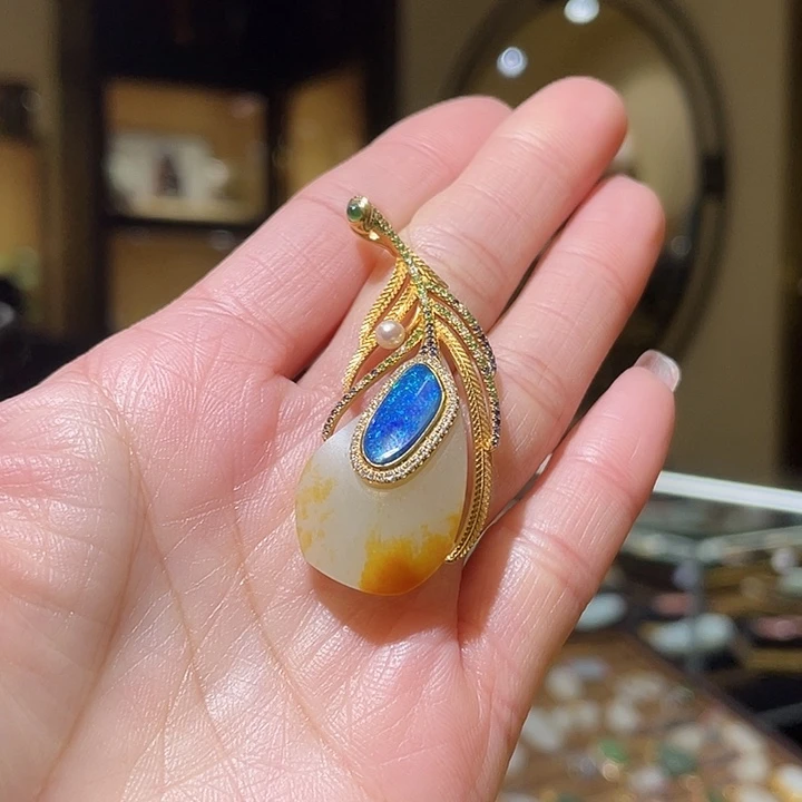 颈饰18K金镶嵌和田玉梦之羽