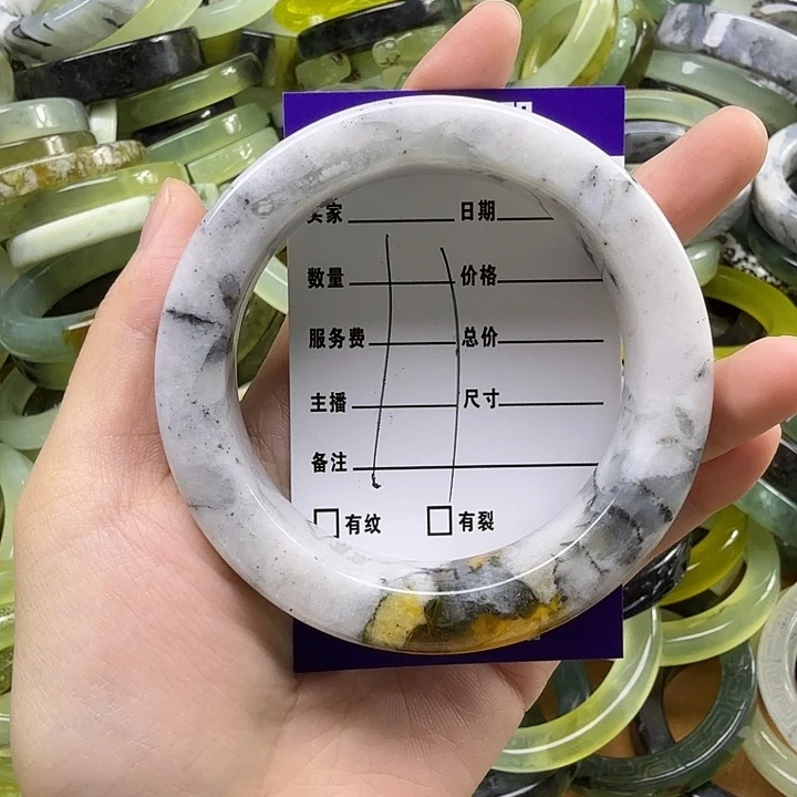 青***。蛇纹石玉未镶嵌手镯