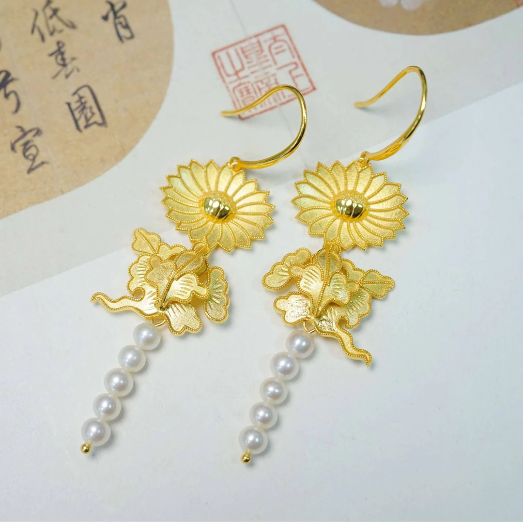 衣锦媚行S925银镀金复刻文物淡水珍珠菊花耳环 E3510