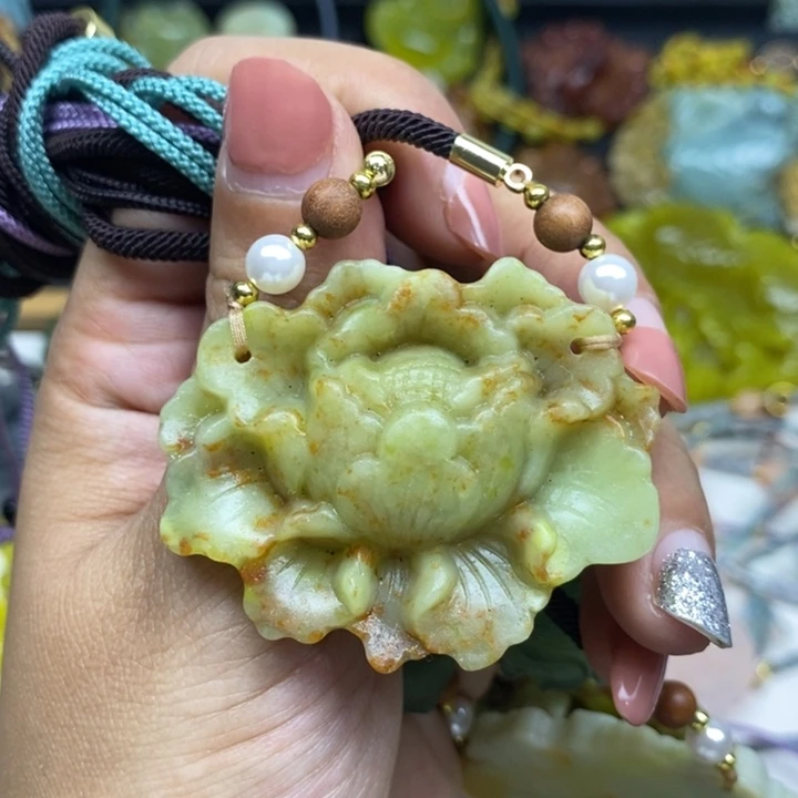 蛇纹石玉未镶嵌颈饰