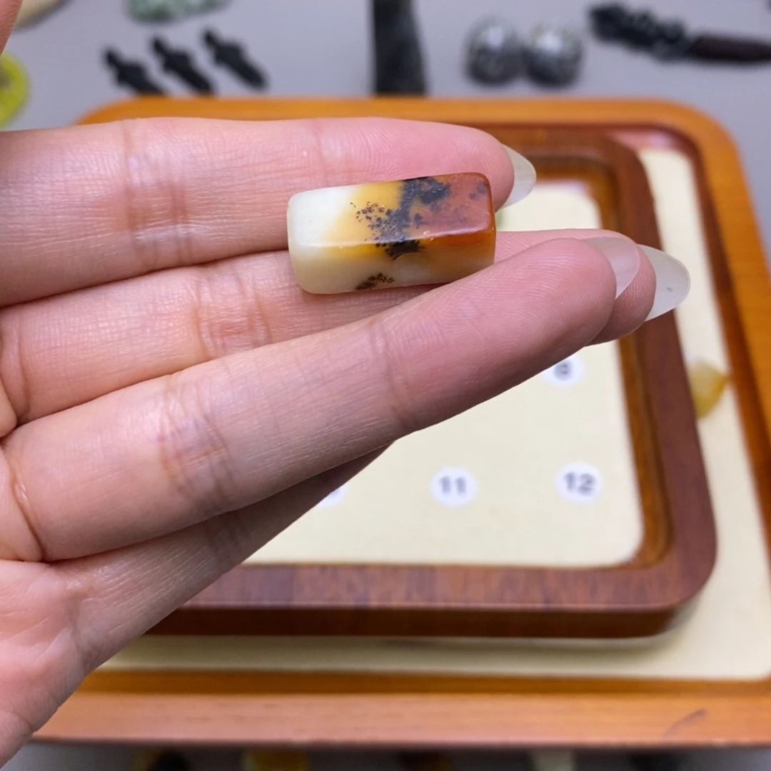 一***草蛇纹石玉未镶嵌配饰