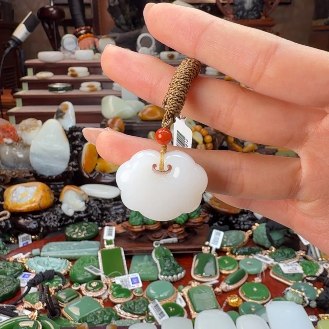 C***a和田玉未镶嵌颈饰