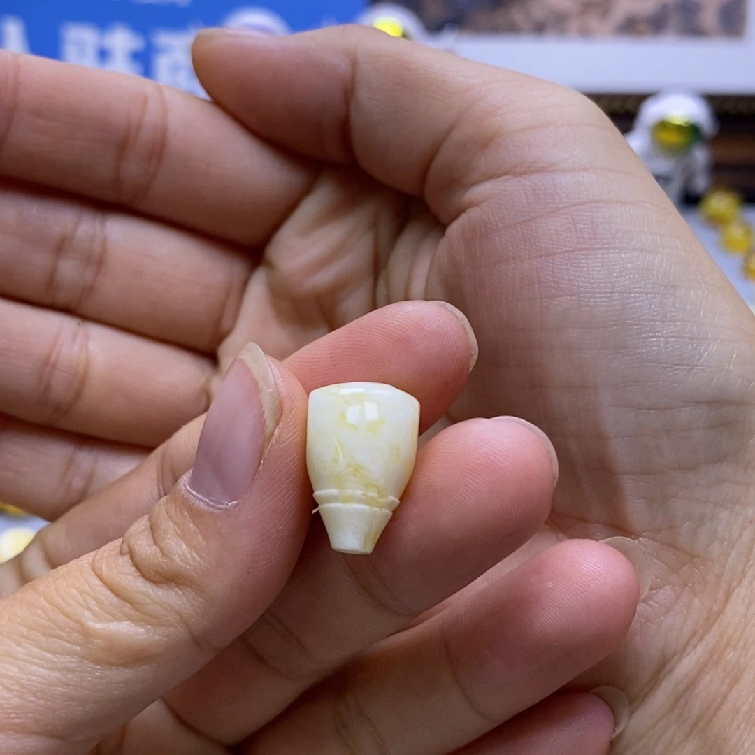 琥珀未镶嵌珠宝奇石边**角