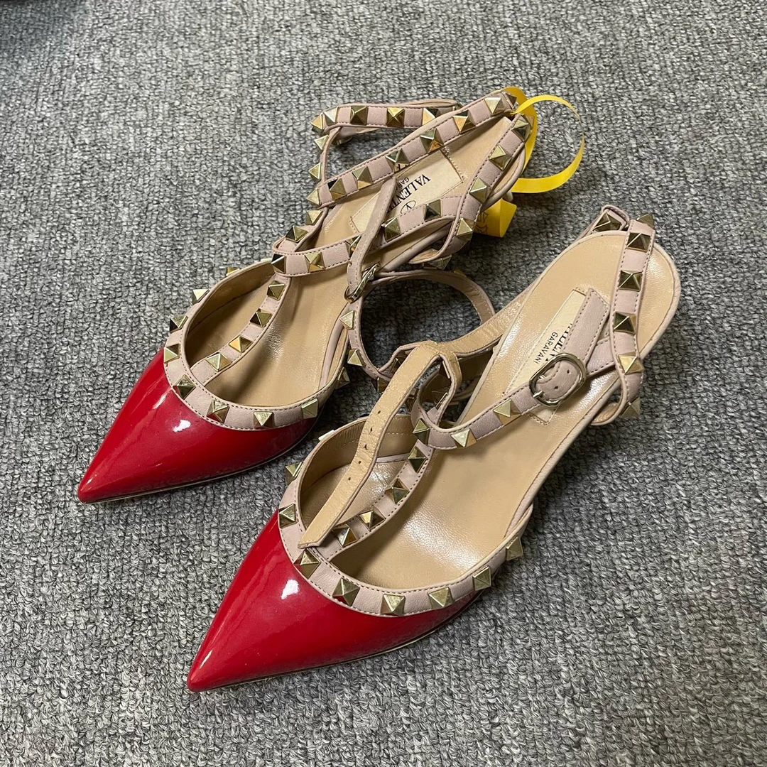 95新 Valentino/华伦天奴 铆钉亮面尖头搭扣细跟高跟鞋 36码/8720