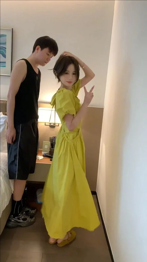 韩版时髦百搭V领泡泡袖收腰褶皱连衣裙女夏季通勤宽松百搭连衣裙