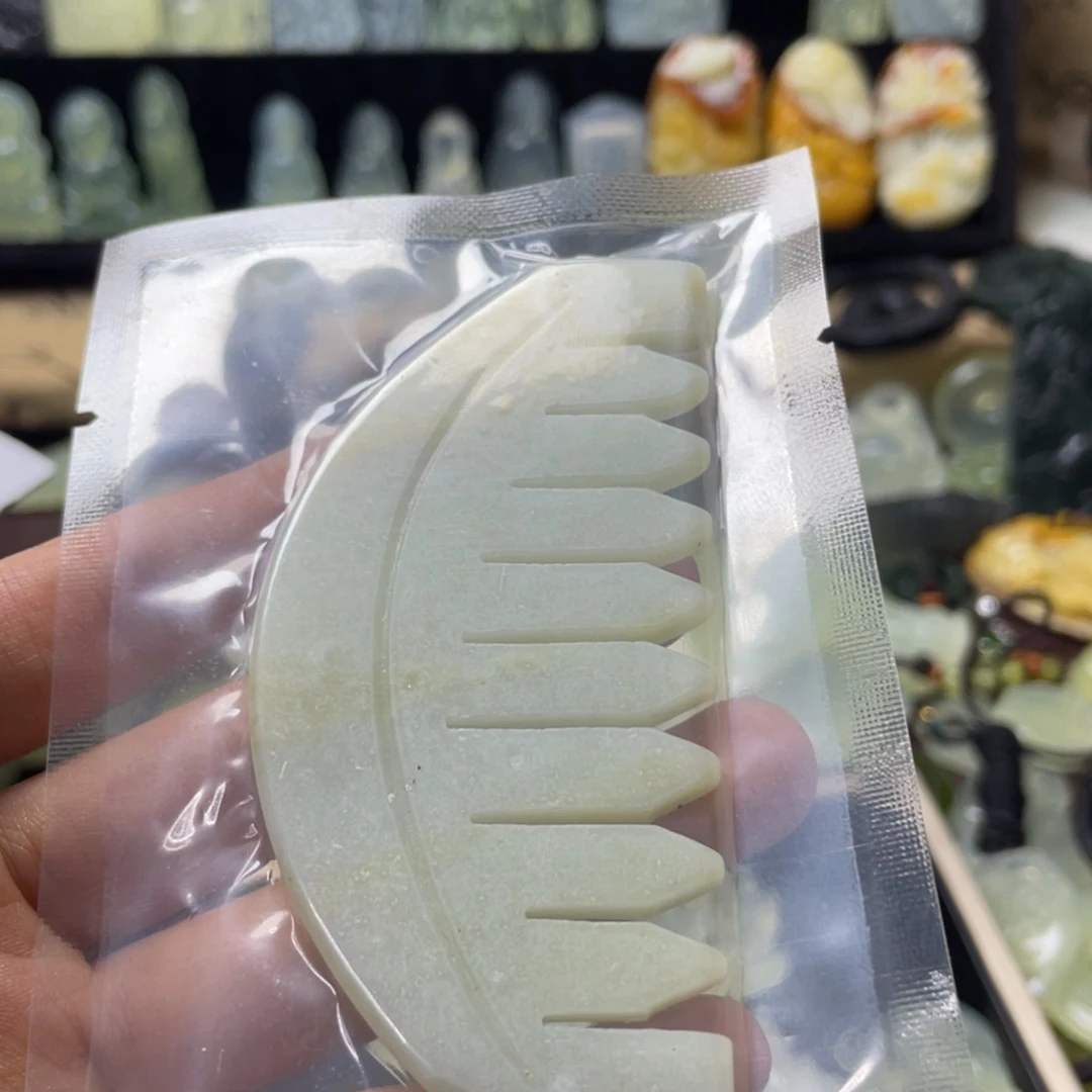蛇纹石玉颈饰未镶嵌郝*抱