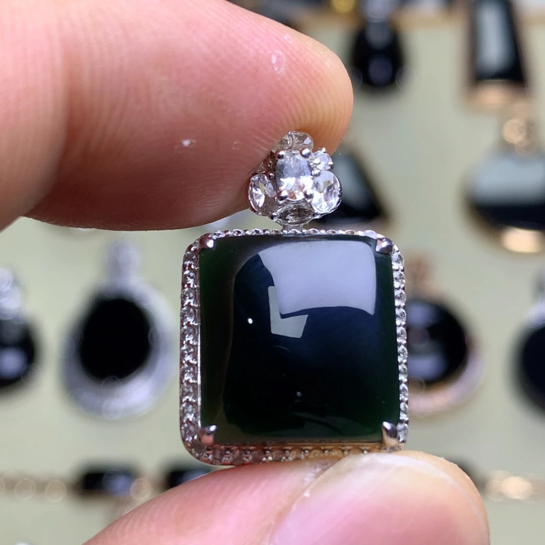 颈饰18K金镶嵌翡翠墨翠方糖