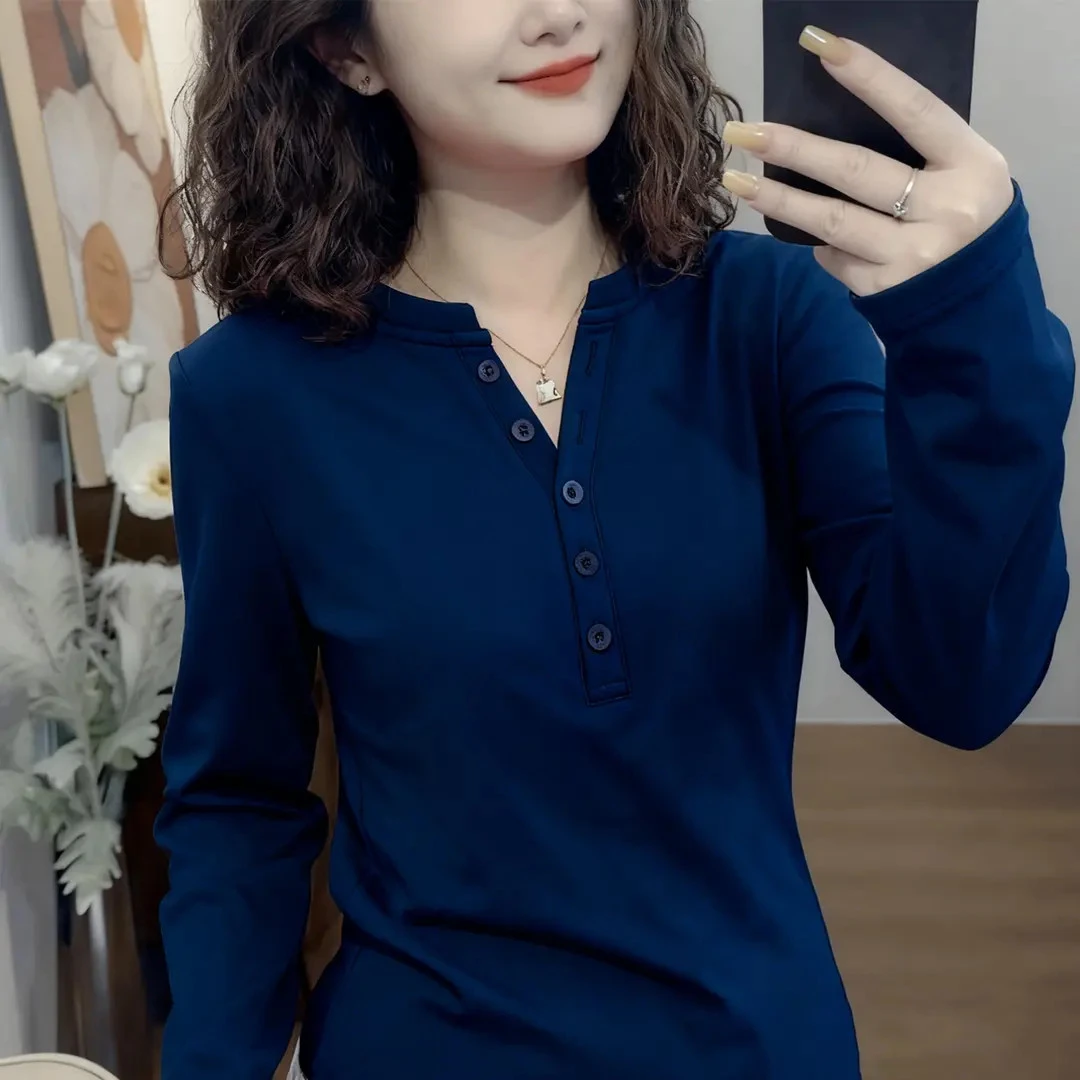 秋冬季简约风女纯色V领宽松休闲显瘦设计感纽扣长袖T恤打底上衣潮