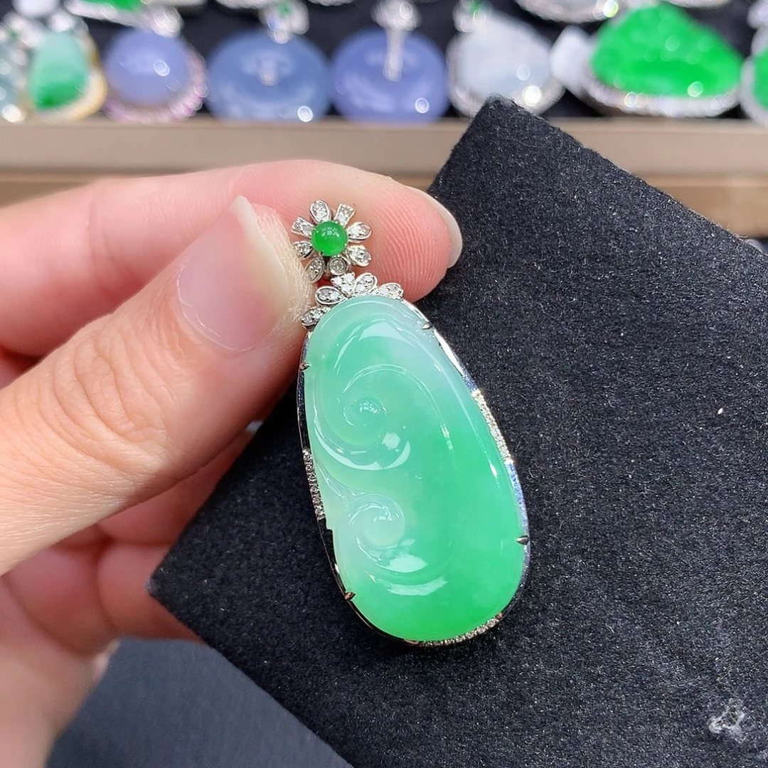 颈饰18K金镶嵌翡翠