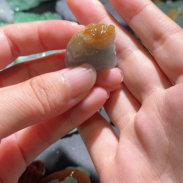 颈饰足铂镶嵌翡翠天