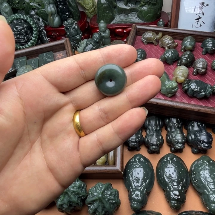 和田玉未镶嵌把件